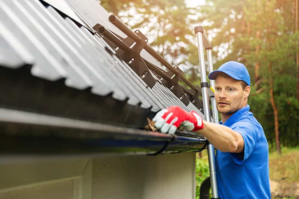 cleaning-gutter-lead-image-082018-min